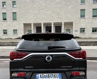 Vermietung SsangYong Korando Turismo. Komfort, Minivan Fahrzeug zur Miete in Albanien ✓ Kaution Einzahlung von 300 EUR ✓ Versicherungsoptionen KFZ-HV, TKV, VKV Plus, VKV Komplett, Ausland, Junge, Keine Kaution.