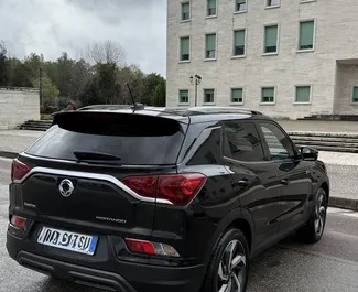 Benzin 1,5L Motor von SsangYong Korando Turismo 2023 zur Miete in Tirana.