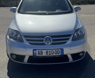 Frontansicht eines Mietwagens Volkswagen Golf Plus in Durres, Albanien ✓ Auto Nr.10137. ✓ Schaltgetriebe TM ✓ 1 Bewertungen.