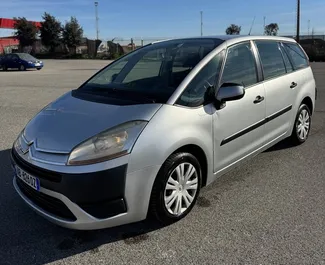Frontansicht eines Mietwagens Citroen C4 Grand Picasso in Durres, Albanien ✓ Auto Nr.10495. ✓ Automatisch TM ✓ 0 Bewertungen.