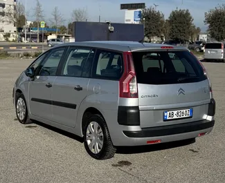 Innenraum von Citroen C4 Grand Picasso zur Miete in Albanien. Ein großartiges 7-Sitzer Fahrzeug mit Automatisch Getriebe.