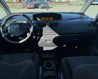 Citroen C4 Grand Picasso 2010 zur Miete verfügbar in Durres, mit Kilometerbegrenzung unbegrenzte.