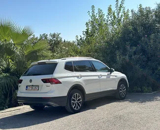 Innenraum von Volkswagen Tiguan zur Miete in Montenegro. Ein großartiges 7-Sitzer Fahrzeug mit Automatisch Getriebe.