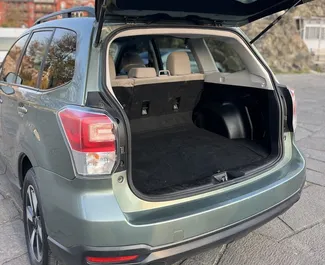 Innenraum von Subaru Forester zur Miete in Georgien. Ein großartiges 5-Sitzer Fahrzeug mit Automatisch Getriebe.