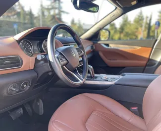 Innenraum von Maserati Levante S zur Miete in Georgien. Ein großartiges 5-Sitzer Fahrzeug mit Automatisch Getriebe.