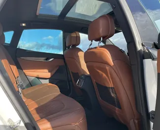 Innenraum von Maserati Levante S zur Miete in Georgien. Ein großartiges 5-Sitzer Fahrzeug mit Automatisch Getriebe.