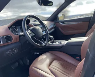 Maserati Levante S 2021 mit Antriebssystem Allradantrieb, verfügbar in Tiflis.
