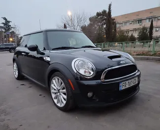 Frontansicht eines Mietwagens Mini Cooper S in Tiflis, Georgien ✓ Auto Nr.12223. ✓ Automatisch TM ✓ 0 Bewertungen.