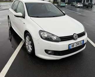 Frontansicht eines Mietwagens Volkswagen Golf 6 in Durres, Albanien ✓ Auto Nr.12376. ✓ Automatisch TM ✓ 0 Bewertungen.