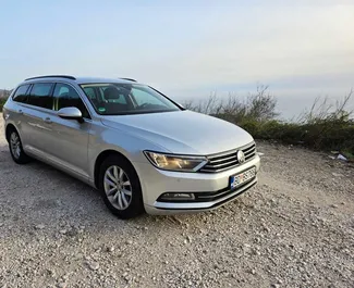 Frontansicht eines Mietwagens Volkswagen Passat Variant in Budva, Montenegro ✓ Auto Nr.12897. ✓ Automatisch TM ✓ 0 Bewertungen.