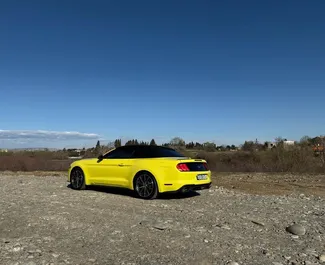 Frontansicht eines Mietwagens Ford Mustang Cabrio in Tiflis, Georgien ✓ Auto Nr.12494. ✓ Automatisch TM ✓ 0 Bewertungen.