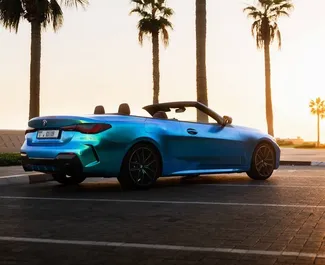 BMW 430i Cabrio 2022 zur Miete verfügbar in Dubai, mit Kilometerbegrenzung 250 km/Tag.