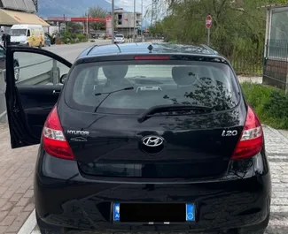 Frontansicht eines Mietwagens Hyundai i20 in Tirana, Albanien ✓ Auto Nr.13090. ✓ Schaltgetriebe TM ✓ 0 Bewertungen.