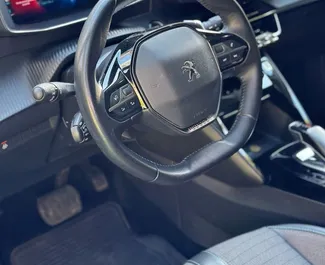 Innenraum von Peugeot 2008 zur Miete in Montenegro. Ein großartiges 5-Sitzer Fahrzeug mit Automatisch Getriebe.