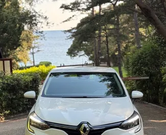 Frontansicht eines Mietwagens Renault Clio 5 in Budva, Montenegro ✓ Auto Nr.13119. ✓ Automatisch TM ✓ 0 Bewertungen.