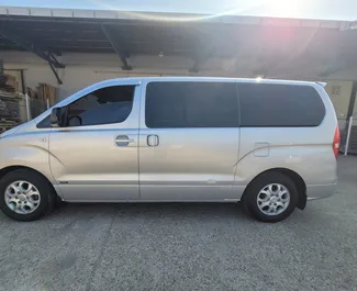 Frontansicht eines Mietwagens Hyundai Grand Starex in Durres, Albanien ✓ Auto Nr.13161. ✓ Automatisch TM ✓ 0 Bewertungen.