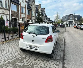 Vermietung Toyota Yaris. Wirtschaft, Komfort Fahrzeug zur Miete in Russland ✓ Kaution Einzahlung von 5000 RUB ✓ Versicherungsoptionen KFZ-HV.