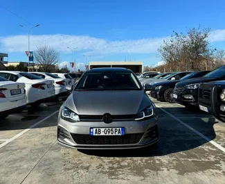 Frontansicht eines Mietwagens Volkswagen Golf 7 am Flughafen von Tirana, Albanien ✓ Auto Nr.11587. ✓ Automatisch TM ✓ 0 Bewertungen.