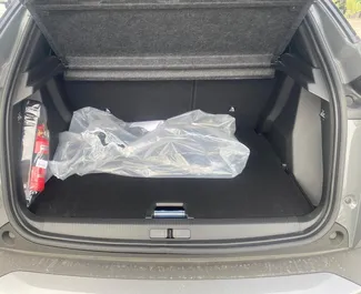 Frontansicht eines Mietwagens Peugeot 2008 am Flughafen Dalaman, Türkei ✓ Auto Nr.12378. ✓ Automatisch TM ✓ 0 Bewertungen.
