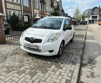 Frontansicht eines Mietwagens Toyota Yaris in Kaliningrad, Russland ✓ Auto Nr.13099. ✓ Schaltgetriebe TM ✓ 0 Bewertungen.