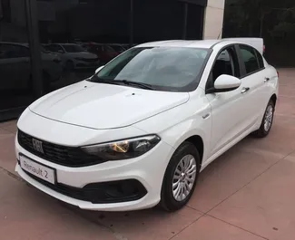 Autovermietung Fiat Egea Nr.13052 Schaltgetriebe am Flughafen Dalaman, ausgestattet mit einem 1,4L Motor ➤ Von Birol in der Türkei.