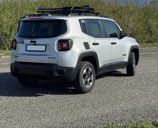 Vermietung Jeep Renegade. Wirtschaft, Komfort, Crossover Fahrzeug zur Miete in Georgien ✓ Kaution Einzahlung von 300 GEL ✓ Versicherungsoptionen KFZ-HV, VKV Plus, VKV Komplett, Insassen, Diebstahlschutz, Junge.