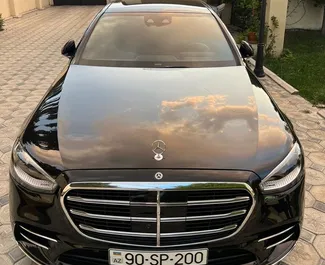 Mietwagen Mercedes-Benz S560 2023 in Aserbaidschan, mit Benzin-Kraftstoff und 380 PS ➤ Ab 820 AZN pro Tag.
