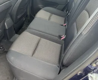Innenraum von Hyundai i30 zur Miete in Albanien. Ein großartiges 5-Sitzer Fahrzeug mit Schaltgetriebe Getriebe.