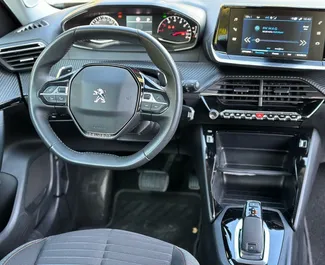 Innenraum von Peugeot 2008 zur Miete in Montenegro. Ein großartiges 5-Sitzer Fahrzeug mit Automatisch Getriebe.