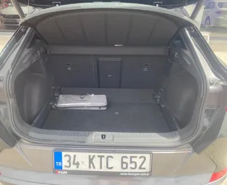 Frontansicht eines Mietwagens Cupra Formentor am Flughafen Dalaman, Türkei ✓ Auto Nr.13075. ✓ Automatisch TM ✓ 0 Bewertungen.