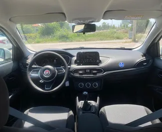 Frontansicht eines Mietwagens Fiat Egea am Flughafen Dalaman, Türkei ✓ Auto Nr.12456. ✓ Schaltgetriebe TM ✓ 0 Bewertungen.