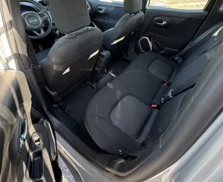 Innenraum von Jeep Renegade zur Miete in Georgien. Ein großartiges 5-Sitzer Fahrzeug mit Automatisch Getriebe.