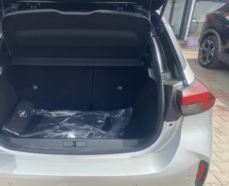 Frontansicht eines Mietwagens Opel Corsa am Flughafen Dalaman, Türkei ✓ Auto Nr.12379. ✓ Automatisch TM ✓ 0 Bewertungen.