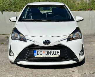 Frontansicht eines Mietwagens Toyota Yaris in Rafailovici, Montenegro ✓ Auto Nr.11801. ✓ Automatisch TM ✓ 0 Bewertungen.