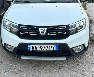 Frontansicht eines Mietwagens Dacia Sandero am Flughafen von Tirana, Albanien ✓ Auto Nr.10077. ✓ Schaltgetriebe TM ✓ 0 Bewertungen.
