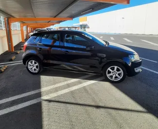 Frontansicht eines Mietwagens Volkswagen Polo in Alicante, Spanien ✓ Auto Nr.12963. ✓ Automatisch TM ✓ 0 Bewertungen.
