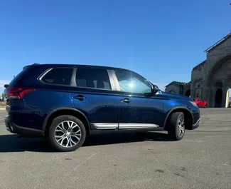 Innenraum von Mitsubishi Outlander zur Miete in Georgien. Ein großartiges 7-Sitzer Fahrzeug mit Automatisch Getriebe.