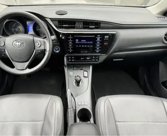 Mietwagen Toyota Auris 2017 in Spanien, mit Hybride-Kraftstoff und 120 PS ➤ Ab 29 EUR pro Tag.