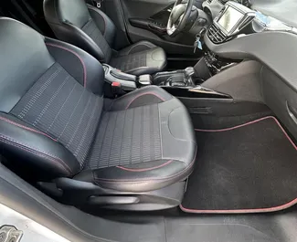 Mietwagen Peugeot 2008 2018 in Spanien, mit Benzin-Kraftstoff und 110 PS ➤ Ab 35 EUR pro Tag.