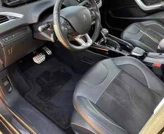 Frontansicht eines Mietwagens Peugeot 2008 in Alicante, Spanien ✓ Auto Nr.12965. ✓ Automatisch TM ✓ 0 Bewertungen.