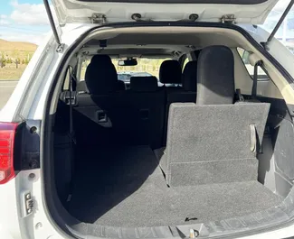 Innenraum von Mitsubishi Outlander zur Miete in Georgien. Ein großartiges 7-Sitzer Fahrzeug mit Automatisch Getriebe.