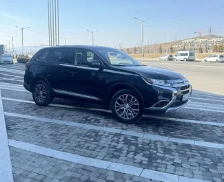 Benzin 2,4L Motor von Mitsubishi Outlander 2017 zur Miete in Tiflis.