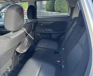 Benzin 2,4L Motor von Mitsubishi Outlander 2017 zur Miete in Tiflis.