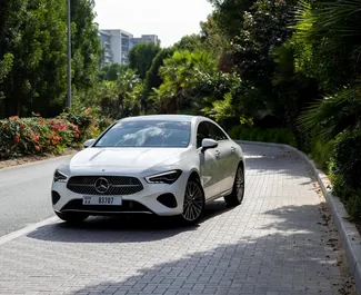 Frontansicht eines Mietwagens Mercedes-Benz CLA250 in Dubai, VAE ✓ Auto Nr.13100. ✓ Automatisch TM ✓ 0 Bewertungen.