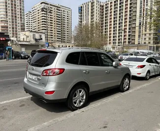 Frontansicht eines Mietwagens Hyundai Santa Fe in Baku, Aserbaidschan ✓ Auto Nr.12941. ✓ Automatisch TM ✓ 0 Bewertungen.