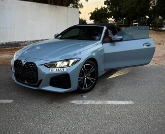 Frontansicht eines Mietwagens BMW 420i Cabrio in Dubai, VAE ✓ Auto Nr.13102. ✓ Automatisch TM ✓ 0 Bewertungen.