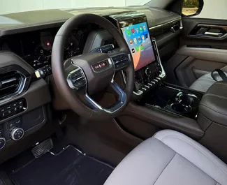 Innenraum von GMC Yukon zur Miete in VAE. Ein großartiges 7-Sitzer Fahrzeug mit Automatisch Getriebe.