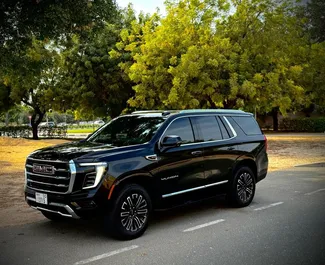 Frontansicht eines Mietwagens GMC Yukon in Dubai, VAE ✓ Auto Nr.13113. ✓ Automatisch TM ✓ 0 Bewertungen.
