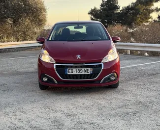 Frontansicht eines Mietwagens Peugeot 208 in Budva, Montenegro ✓ Auto Nr.13123. ✓ Schaltgetriebe TM ✓ 0 Bewertungen.