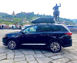 Mitsubishi Outlander Xl 2018 mit Antriebssystem Allradantrieb, verfügbar in Tiflis.